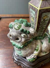 Paire de vases en biscuit &eacute;maill&eacute; verte reposant sur des lions bouddhistes, Chine, Kangxi