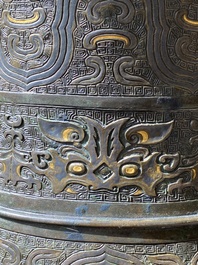 Imposant vase archa&iuml;que en bronze incrust&eacute; d'or et d'argent sur socle en bois inscrit Tao Xiang 陶湘 et Luo Zhenyu 羅振玉, Chine, Song/Ming