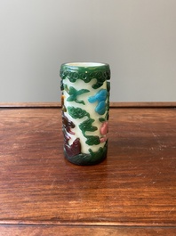 Een Chinese vierkleurige penselenbeker in Peking glas, Qianlong