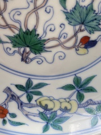 Een Chinees doucai 'sanduo' bord, Chenghua mark, Kangxi