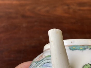 Een zeldzame Chinese famille rose theepot met erotisch decor van een Europese dame, Yongzheng
