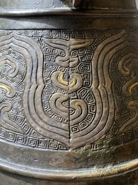 Imposant vase archa&iuml;que en bronze incrust&eacute; d'or et d'argent sur socle en bois inscrit Tao Xiang 陶湘 et Luo Zhenyu 羅振玉, Chine, Song/Ming