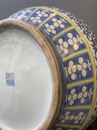 Grand vase de forme 'hu' en porcelaine de Chine doucai-rose &agrave; d&eacute;cor de papillons et d'oiseaux, marque et &eacute;poque de Qianlong