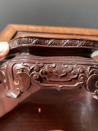 Paire de vases en biscuit &eacute;maill&eacute; verte reposant sur des lions bouddhistes, Chine, Kangxi