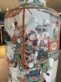 Vase de forme rouleau en porcelaine de Chine famille verte &agrave; d&eacute;cor du roman 'Les Trois Royaumes', Kangxi