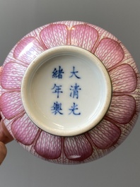 Paire de bols 'lotus' en porcelaine de Chine famille rose, marque et &eacute;poque de Guangxu