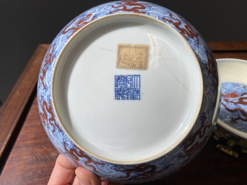 Een paar Chinese schotels met ijzerrood drakendecor op blauw-witte golven, Qianlong merk en periode