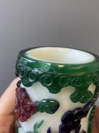 Een Chinese vierkleurige penselenbeker in Peking glas, Qianlong