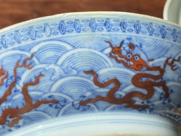 Een paar Chinese schotels met ijzerrood drakendecor op blauw-witte golven, Qianlong merk en periode