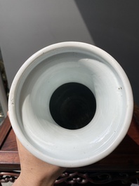 Een Chinese blauw-witte en koperrode rouleau 'Sanxing' vaas, Kangxi