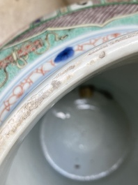 Paire de grands vases couverts en porcelaine de Chine famille verte, Kangxi
