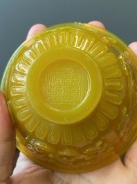 Exceptionnel bol couvert en verre jaune de P&eacute;kin, Chine, marque et &eacute;poque de Qianlong