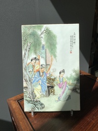 Belle plaque en porcelaine de Chine famille rose, sign&eacute;e Wang Xiliang 王錫良, dat&eacute;e 1943