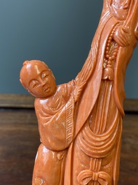 Groupe figurant Guanyin avec un gar&ccedil;on sur une fleur de lotus en corail rouge, Chine, 19/20&egrave;me