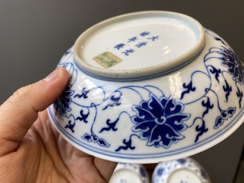 Drie Chinese blauw-witte borden met lotusslingers, Guangxu merk en periode