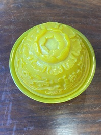 Exceptionnel bol couvert en verre jaune de P&eacute;kin, Chine, marque et &eacute;poque de Qianlong