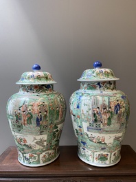 Paire de grands vases couverts en porcelaine de Chine famille verte, Kangxi
