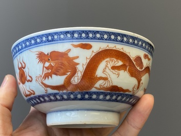Een paar blauw-witte en ijzerrode 'draken' kommen, Xuantong merk en periode