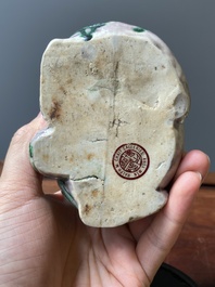 Paire de vases en biscuit &eacute;maill&eacute; verte reposant sur des lions bouddhistes, Chine, Kangxi