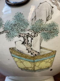 Vase de forme 'hu' en porcelaine de Chine qianjiang cai &agrave; d&eacute;cor d'antiquit&eacute;s, sign&eacute; Xu Pinheng 許品衡, marque de Tongzhi, 19/20&egrave;me