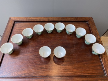 Twaalf Chinese Dayazhai wijnkoppen met grisaille decor op turquoise fondkleur, Yong Qing Chang Chun 永慶長春 merk, Guangxu