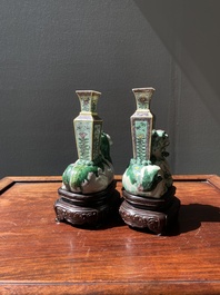 Paire de vases en biscuit &eacute;maill&eacute; verte reposant sur des lions bouddhistes, Chine, Kangxi