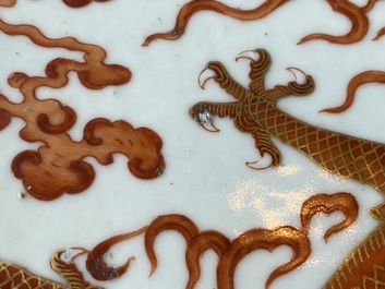 Tr&egrave;s grand plat imp&eacute;rial de forme ovale en porcelaine de Chine &agrave; d&eacute;cor de dragons en rouge de fer et dor&eacute;, marque Ji Xiang Ru Yi 吉祥如意, Guangxu
