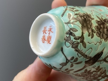 Twaalf Chinese Dayazhai wijnkoppen met grisaille decor op turquoise fondkleur, Yong Qing Chang Chun 永慶長春 merk, Guangxu
