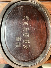 Imposant vase archa&iuml;que en bronze incrust&eacute; d'or et d'argent sur socle en bois inscrit Tao Xiang 陶湘 et Luo Zhenyu 羅振玉, Chine, Song/Ming