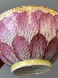 Paire de bols 'lotus' en porcelaine de Chine famille rose, marque et &eacute;poque de Guangxu
