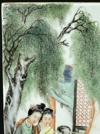 Belle plaque en porcelaine de Chine famille rose, sign&eacute;e Wang Xiliang 王錫良, dat&eacute;e 1943
