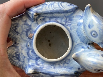 Compte-gouttes en forme de canards jumeaux en porcelaine de Chine en bleu et blanc, Ming