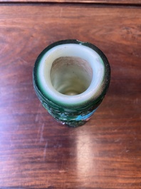 Een Chinese vierkleurige penselenbeker in Peking glas, Qianlong