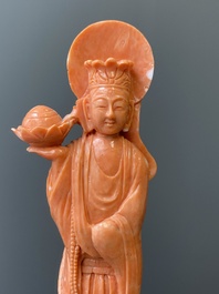 Groupe figurant une Bodhisattva debout et deux dragons en corail rouge, Chine, 19/20&egrave;me