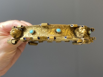 Een paar Chinese schotels met ijzerrood drakendecor op blauw-witte golven, Qianlong merk en periode