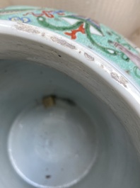 Paire de grands vases couverts en porcelaine de Chine famille verte, Kangxi