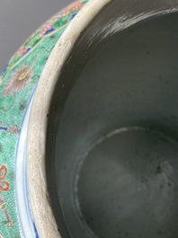 Paire de grands vases couverts en porcelaine de Chine famille verte, Kangxi