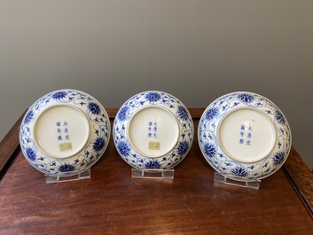 Drie Chinese blauw-witte borden met lotusslingers, Guangxu merk en periode