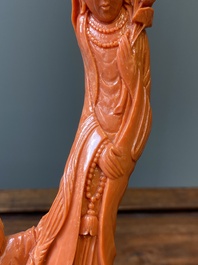 Groupe figurant Guanyin avec un gar&ccedil;on sur une fleur de lotus en corail rouge, Chine, 19/20&egrave;me