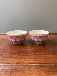 Paire de bols 'lotus' en porcelaine de Chine famille rose, marque et &eacute;poque de Guangxu