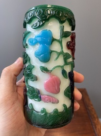 Een Chinese vierkleurige penselenbeker in Peking glas, Qianlong