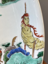 Plat en porcelaine de Chine famille verte &agrave; d&eacute;cor d'un cavalier tombant de son cheval, marque de Chenghua, Kangxi