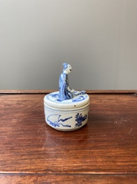 Een Chinese blauw-witte ko-sometsuke wierookbrander voor de Japanse markt met een pijproker op het deksel, Transitie periode
