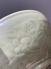 Grand bol en porcelaine de Chine c&eacute;ladon de Longquan &agrave; d&eacute;cor incis&eacute;, Ming