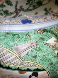 Paire de grands vases couverts en porcelaine de Chine famille verte, Kangxi
