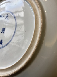 Plat en porcelaine de Chine famille verte &agrave; d&eacute;cor d'un cavalier tombant de son cheval, marque de Chenghua, Kangxi