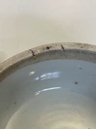 Een Chinese blauw-witte ko-sometsuke wierookbrander voor de Japanse markt met een pijproker op het deksel, Transitie periode