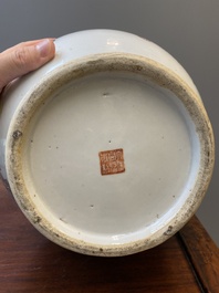 Vase de forme 'hu' en porcelaine de Chine qianjiang cai &agrave; d&eacute;cor d'antiquit&eacute;s, sign&eacute; Xu Pinheng 許品衡, marque de Tongzhi, 19/20&egrave;me