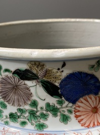 Paire de grands vases couverts en porcelaine de Chine famille verte, Kangxi