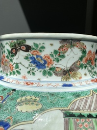 Paire de grands vases couverts en porcelaine de Chine famille verte, Kangxi